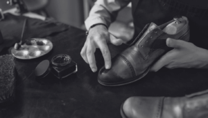 Artesano realizando zapatos a medida