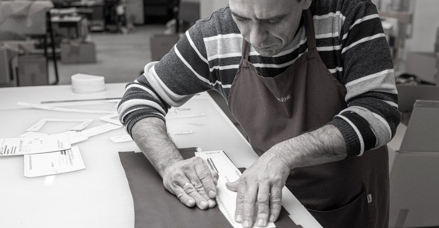 Profesional de troquelado en un taller