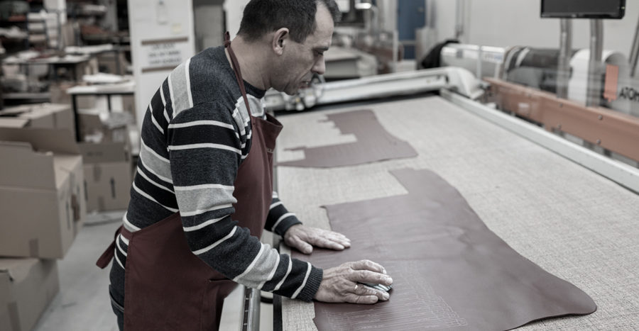 Profesional de troquelado en un taller