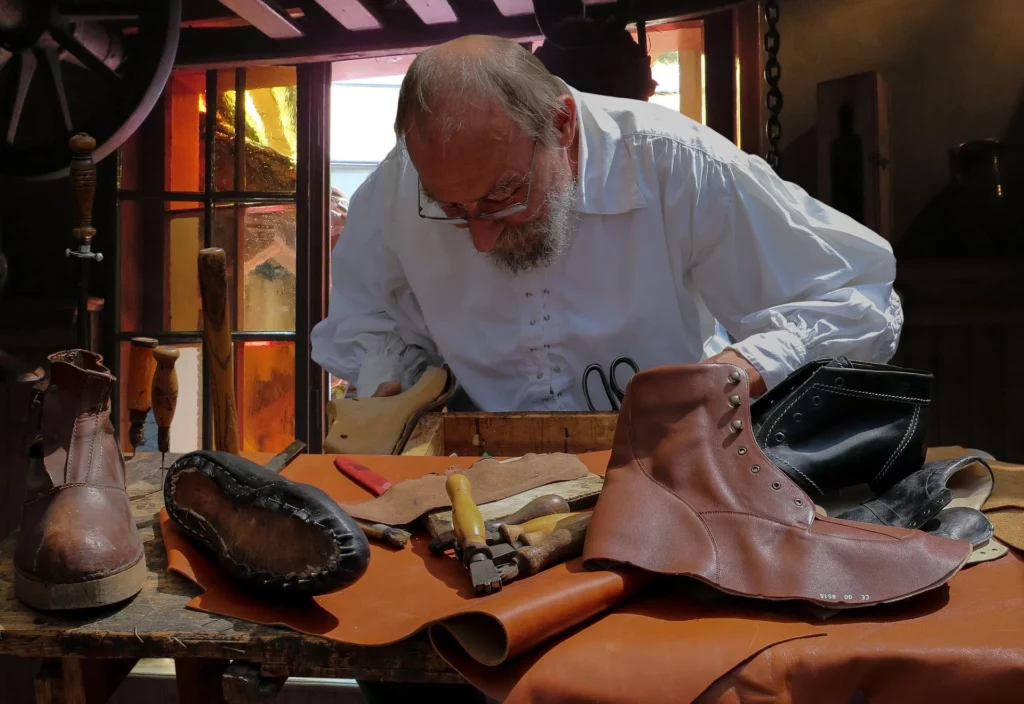 Profesional de troquelado en un taller