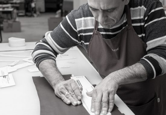 Profesional de troquelado en un taller