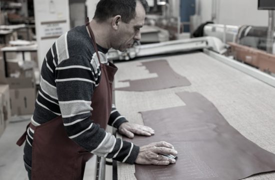 Profesional de troquelado en un taller