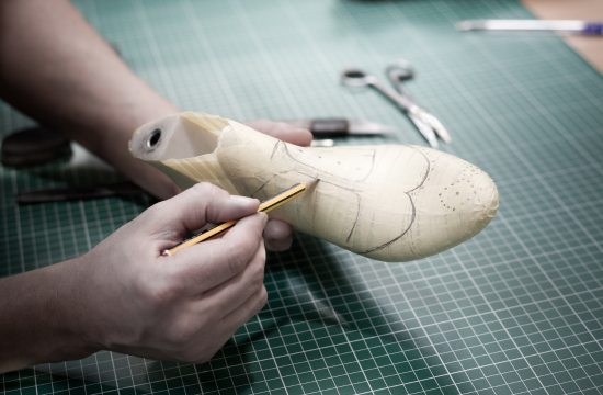 Artesano realizando zapatos a medida